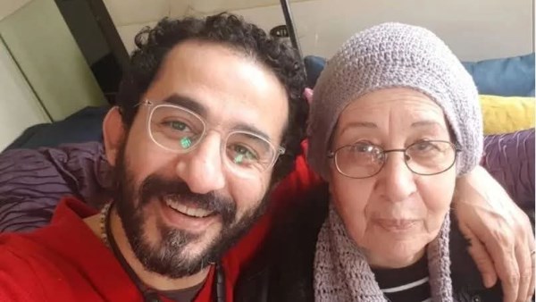 احمد حلمى ووالدته 