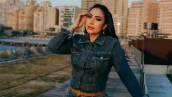 بوسي تخطف الأنظار بجمبسوت جينز في أحدث جلسة تصوير.. شاهد