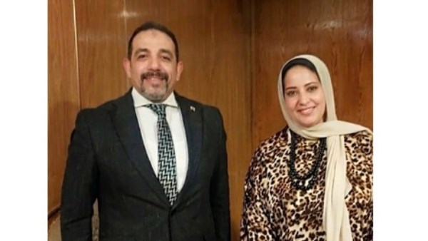 رئيس "العلوم السياسية" بجامعة القاهرة مع محررة أ ش أ 