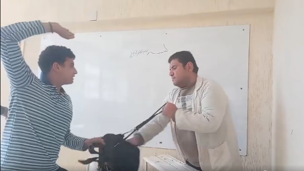 طالب يعتدي بالضرب على معلم 