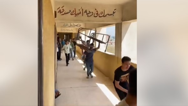 طلاب يدمرون “ديسكات وأبواب ” فصول