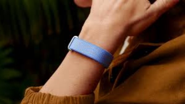 بتصميم فائق الخفة .. جوجل تزيح الستار عن "Fitbit Air"