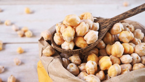 ماذا يحدث لجسمك عند تناول الحمص؟