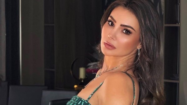 جرأة و جمال.. دينا فؤاد تثير الجدل بفستان فيروزى