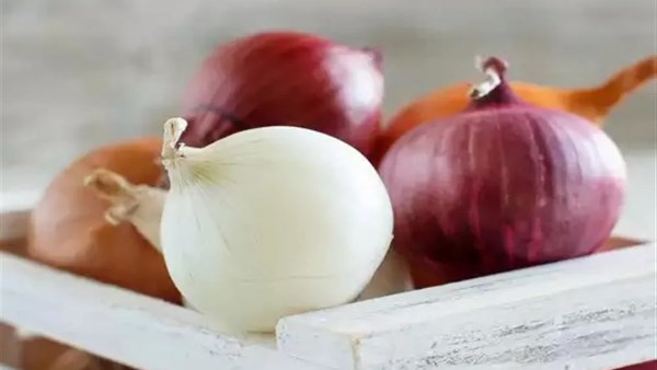 ماذا يحدث لجسمك عند تناول البصل النئ؟
