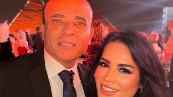  بفستان جرئ.. زوجة محمد الشقنقيرى تثير الجدل رفقته