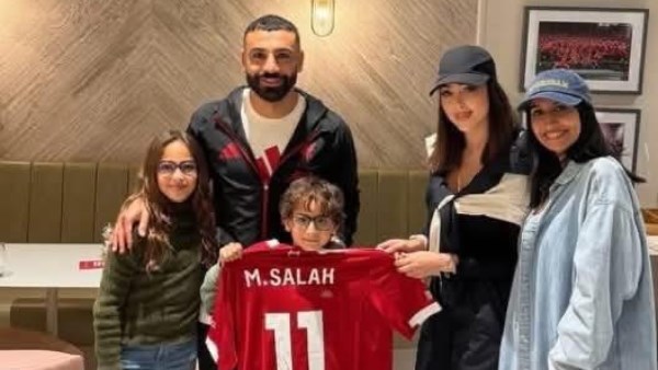 أبناء تامر حسنى و طليقته رفقة اللاعب محمد صلاح