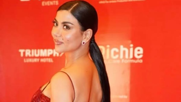 حمالات و جرئ.. فستان كارولين يثير الجدل خلال تكريمها Trend Awards 