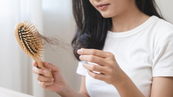ما العلاقة بين مشكلات وأمراض الغدة الدرقية وتساقط الشعر؟