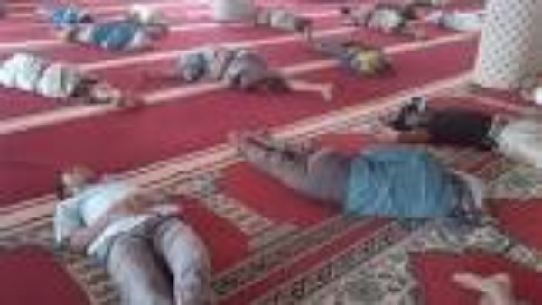  النوم أثناء خطبة الجمعة