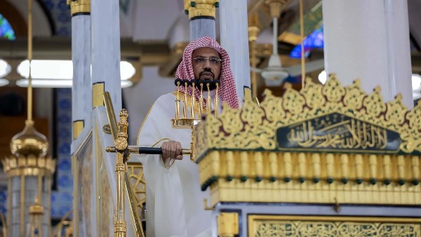 الشيخ أحمد بن علي الحذيفي إمام وخطيب المسجد النبوي