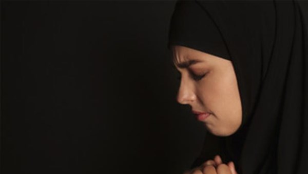 هل لبس السواد على الميت يجعل الملائكة تسحبه إلى النار؟