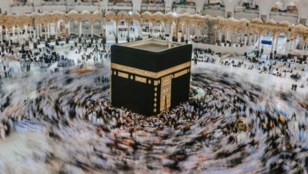 هل تشترط الطهارة للطواف؟.. الإفتاء تجيب