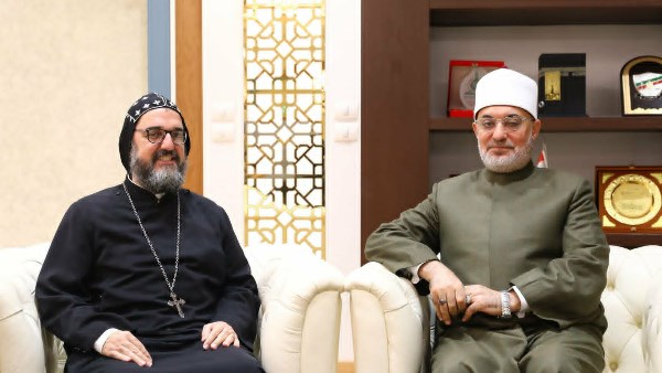 مفتي الجمهورية يستقبل كاهن الكنيسة السريانية في مصر للتهنئة بعيد الأضحى المبارك