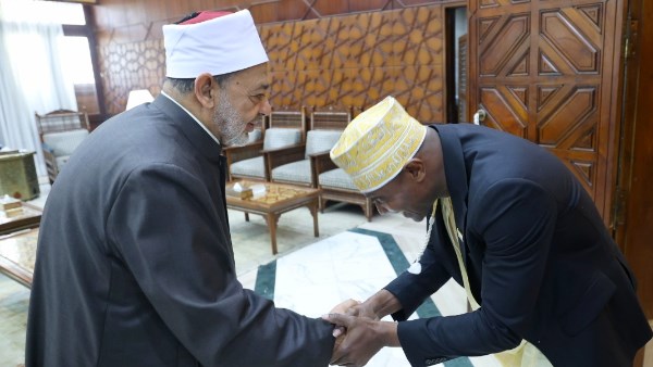 شيخ الأزهر يستقبل وزير خارجية جزر القمر ويبحثان تعزيز الدعم العلمي والدعوي لأبناء جزر القمر