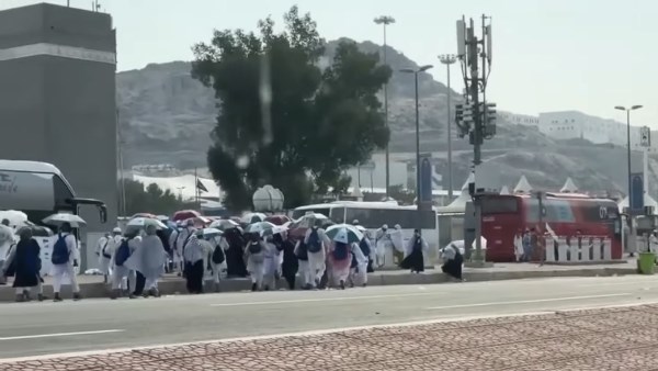  حجاج بيت الله الحرام يتوافدون إلى مشعر منى لقضاء يوم التروية