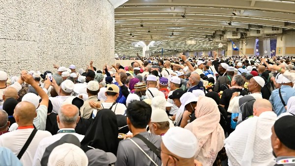 بث مباشر.. حجاج بيت الله يواصلون رمي الجمرات فى ثاني أيام التشريق