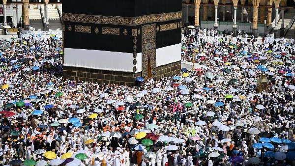بث مباشر.. حجاج بيت الله الحرام يؤدون طواف الوداع في ختام مناسكهم