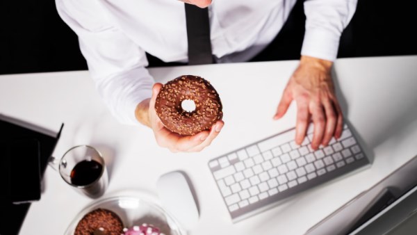 ساعات العمل الطويلة تزيد خطر السمنة