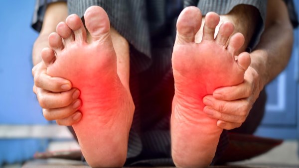 ما أسباب سخونة القدمين المفاجئة؟