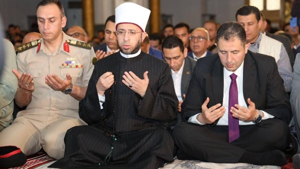 وزير الأوقاف أثناء صلاة الجمعة