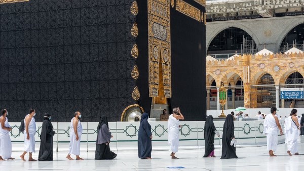ما هو الرَّمَل الذي يتم أثناء الطواف؟.. طريقة في المشي يُستحب فعلها