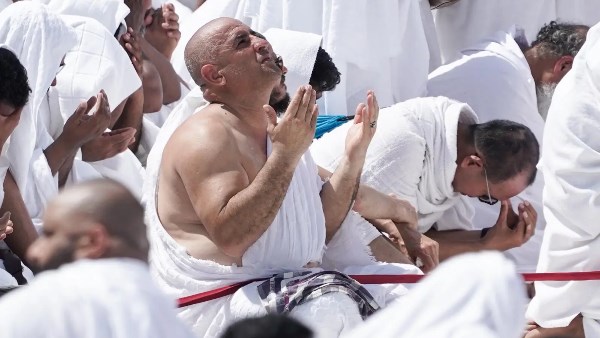 حكم كشف الكتف الأيمن للرجال في الطواف.. دار الإفتاء توضح