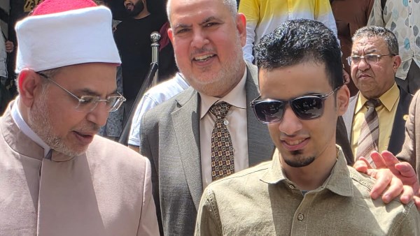 رئيس جامعة الأزهر مع الطالب محمد أحمد حسن