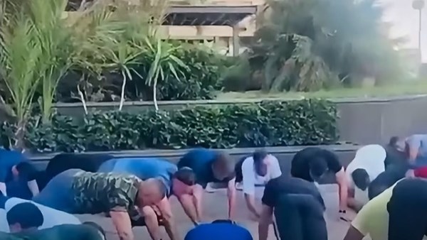 ماكرون يركض في شوارع الإسكندرية