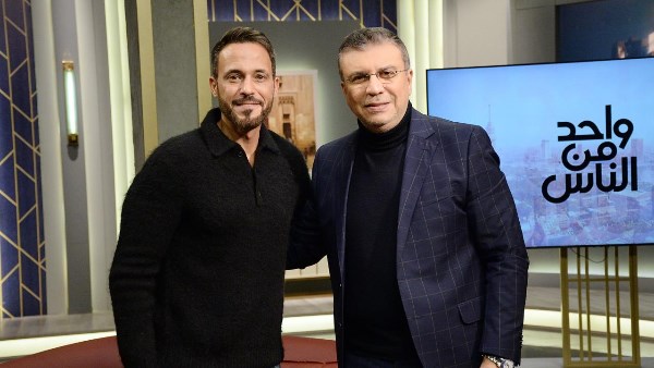 عمرو الليثي يكرم الفنان يوسف الشريف عن دوره بمسلسل فن الحرب ويهديه درعا