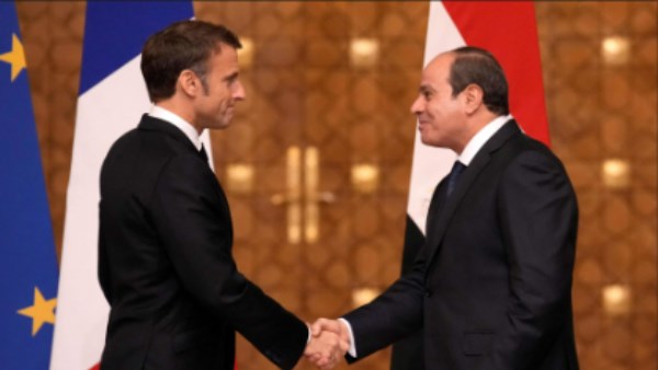 الرئيس السيسي يستعرض مع ماكرون جهود احتواء توترات المنطقة