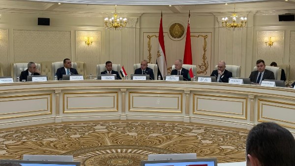 وزير الاستثمار يبحث مع بنك التنمية البيلاروسي دعم المشروعات