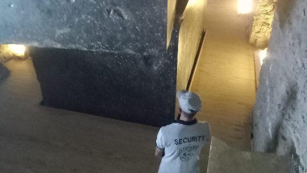 فيديو قديم يثير الجدل .. القصة الكاملة لسائح امتطى قطعة أثرية بالسرابيوم | خاص