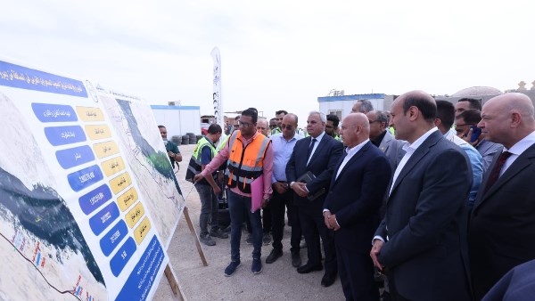 وزير النقل يتفقد مواقع العمل بمشروع تطوير طريق الصعيد الصحراوي الغربي وزير النقل يتفقد مواقع العمل بمشروع تطوير طريق الصعيد الصحراوي الغربي