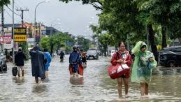 مطار غزيرة تتسبب في فيضانات