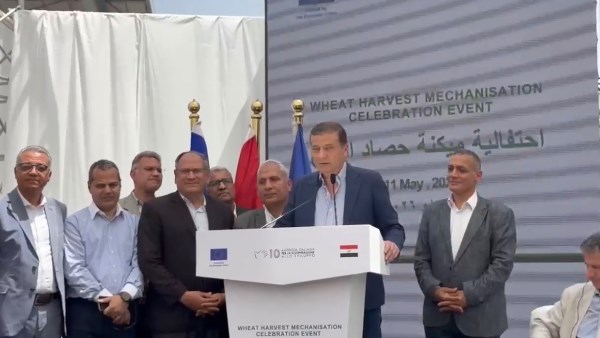 بعد إحراجه.. وزير الزراعة يشكر دكتور البحوث الزراعية بالبحيرة : تعالى جنبى احسن يفتكروا حاجة