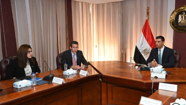 الصناعة تناقش خطط التوسع الصناعي وخفض الانبعاثات ودعم الإنتاج المحلي