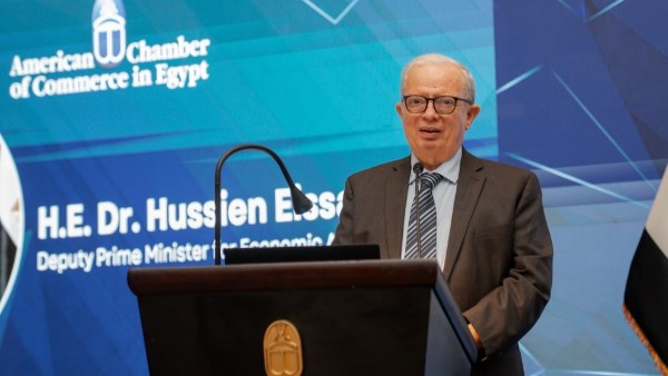 عيس خلال المؤتمر 