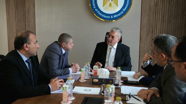 المهندس كريم بدوي وزير البترول خلال الاجتماع