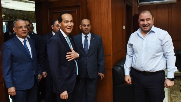 الدكتور محمد عوض رئيس هيئة الاستثمار خلال الجولة
