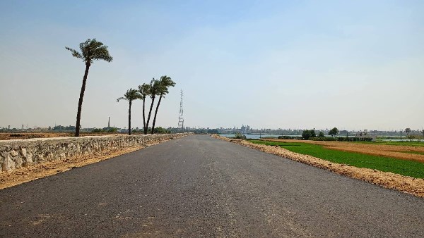 رصف وتطوير طريق 