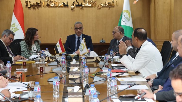 محافظ الجيزة يبحث مع نواب النواب والشيوخ تطوير الخدمات والمشروعات
