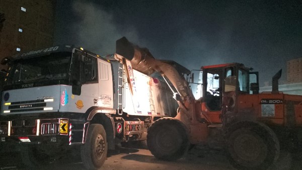 محافظة الجيزة ترفع 650 طن مخلفات من منطقة أرض الرخام بحي المنيرة الغربية