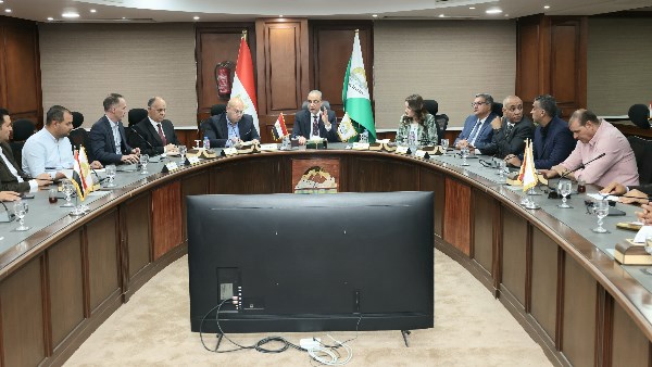 محافظ الجيزة يعقد لقاءً مع رؤساء الأحياء والمدن ويؤكد: خدمة المواطن أولوية محافظ الجيزة يعقد لقاءً مع رؤساء الأحياء والمدن ويؤكد: خدمة المواطن أولوية