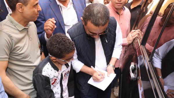محافظ المنوفية يجبر بخاطر طالب ويوقع له بكراسته