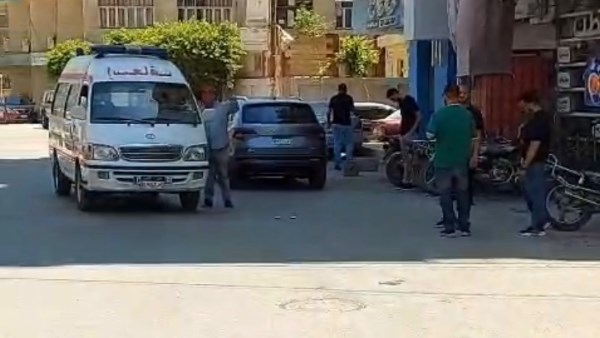 غاب عن الأنظار.. لحظة نقل جثمان والدة أحمد حلمي من المستشفى استعدادا للجنازة ببنها
