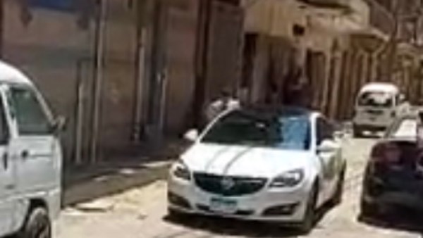 أول ظهور للفنان أحمد حلمي.. لحظة ركوبه سيارته أثناء نقل جثمان والدته لصلاة الجنازة ببنها