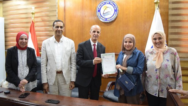 رئيس جامعة بني سويف يُكرم المشاركين في ختام أنشطة مركز اللغات والترجمة