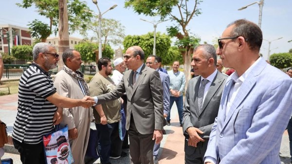 محافظ المنيا يهنئ حجاج الجمعيات الأهلية : أنتم سفراء للوطن في الأراضي المقدسة