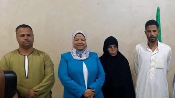 رئيس مدينة بني مزار بالمنيا تستقبل صاحبة واقعة التوسل إليها لعدم إزالة منزلها وتعرض عليها شقة بالإسكان الاجتماعي